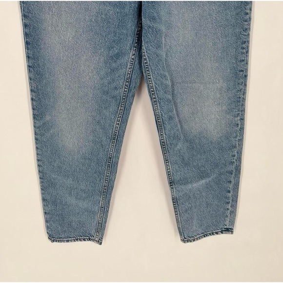 Levi’s 80s Mom High Waisted Relaxed Fit Tapered Jeans - Picture 3 of 7